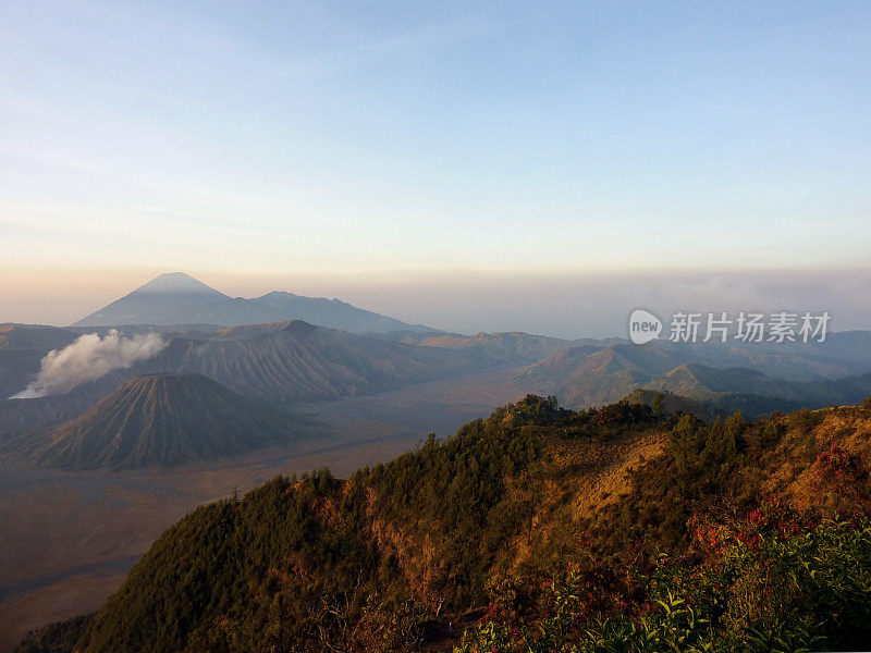 火山景观在bromo - tenger - semeru国家公园，印度尼西亚